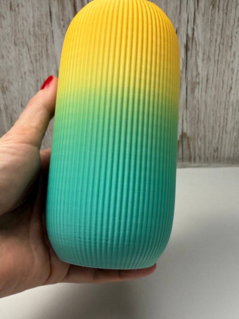 Vaso moderno a righe verticali